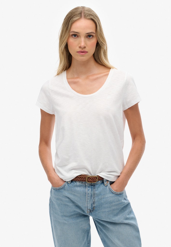 Camiseta Studios Cuello Redondo Corte Ajustado [fc:image_id:68805c6118953d882f8d6d1b] [fc:hash:46bac656744ca8668b3e970bba37479755336bbc]