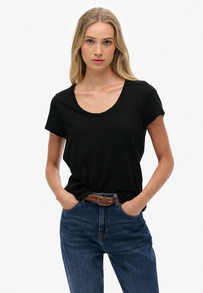 Camiseta Studios Cuello Redondo Corte Ajustado [fc:image_id:68805c62401189627beaa06d] [fc:hash:6f8818af363e584a56ce7aeda708a347cc3f8229]