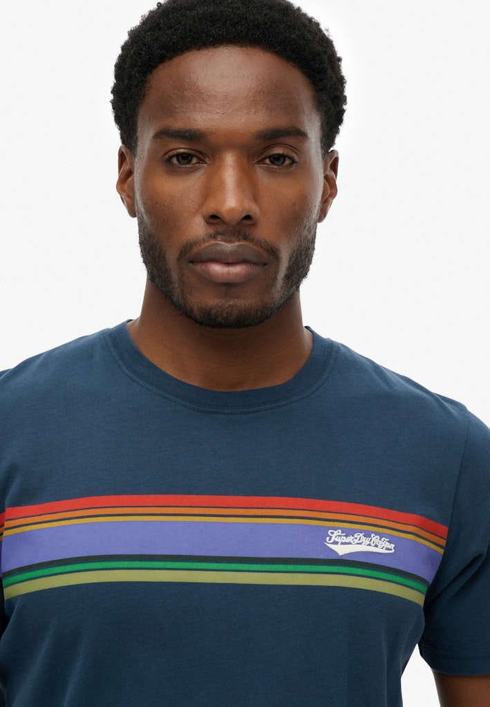 Camiseta Outdoor Stripe Logo Corte Relajado [fc:image_id:68bbd415f2dfb353cc98bdb8] [fc:hash:94404a3d3c28fb6640652d0bf71f62f96b019e6d]