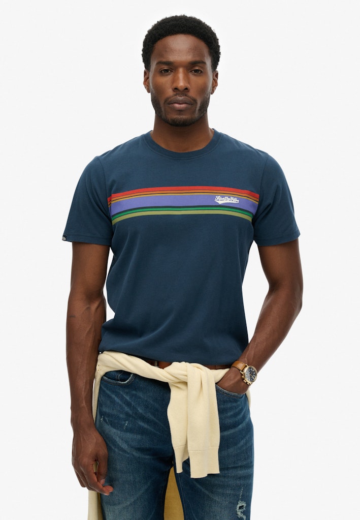 Camiseta Outdoor Stripe Logo Corte Relajado [fc:image_id:68bbe34c8a209999435e173c] [fc:hash:b474d65a4c92fadd8f0d85c73f7924840fcd540c]