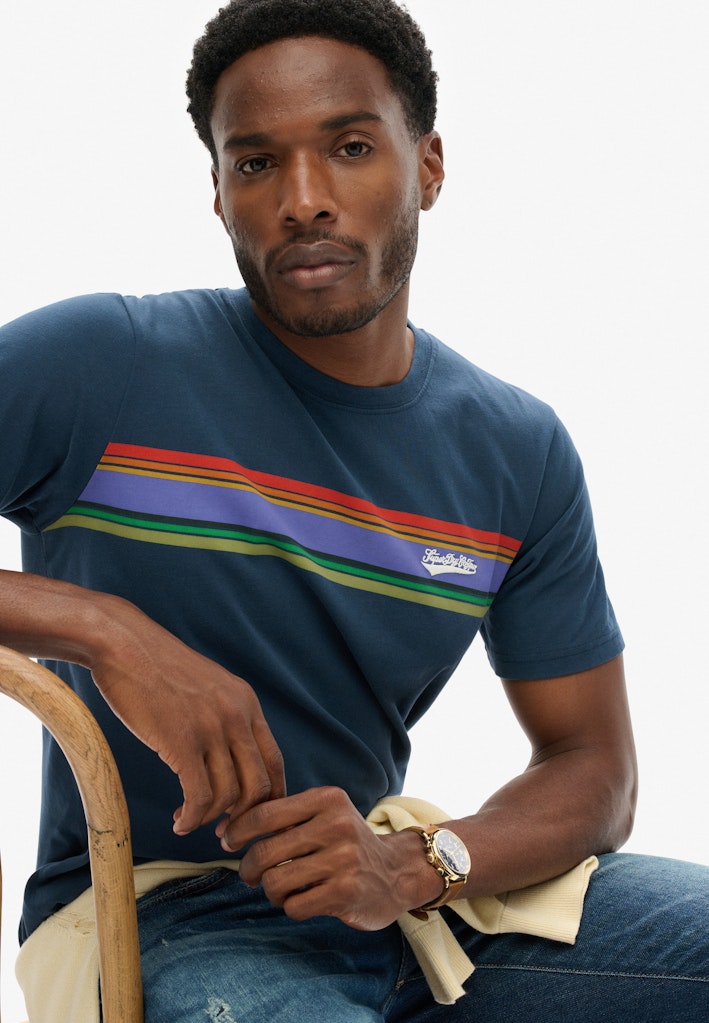 Camiseta Outdoor Stripe Logo Corte Relajado [fc:image_id:68bbf06da58d983551973081] [fc:hash:03fe840f5e274655568d658a94b6c8a917e1d7cd]