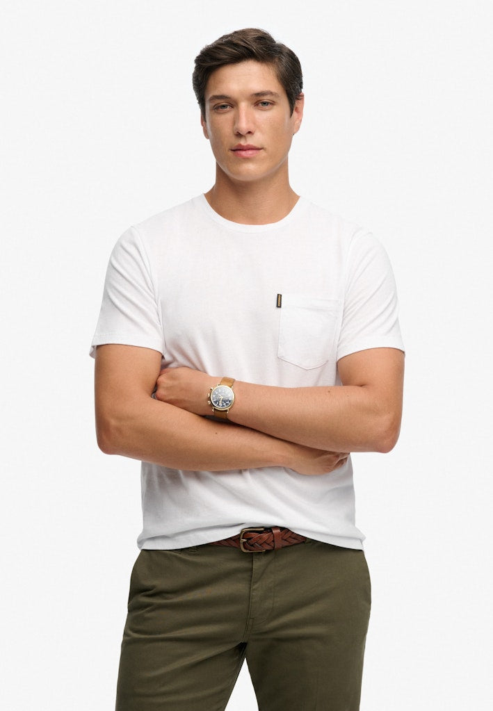 Camiseta Clásica Essential con Bolsillo [fc:image_id:691e2d926da348ccaf3bcdb2] [fc:hash:bfbb58aadec168754945952cf1445e640e917ab5]