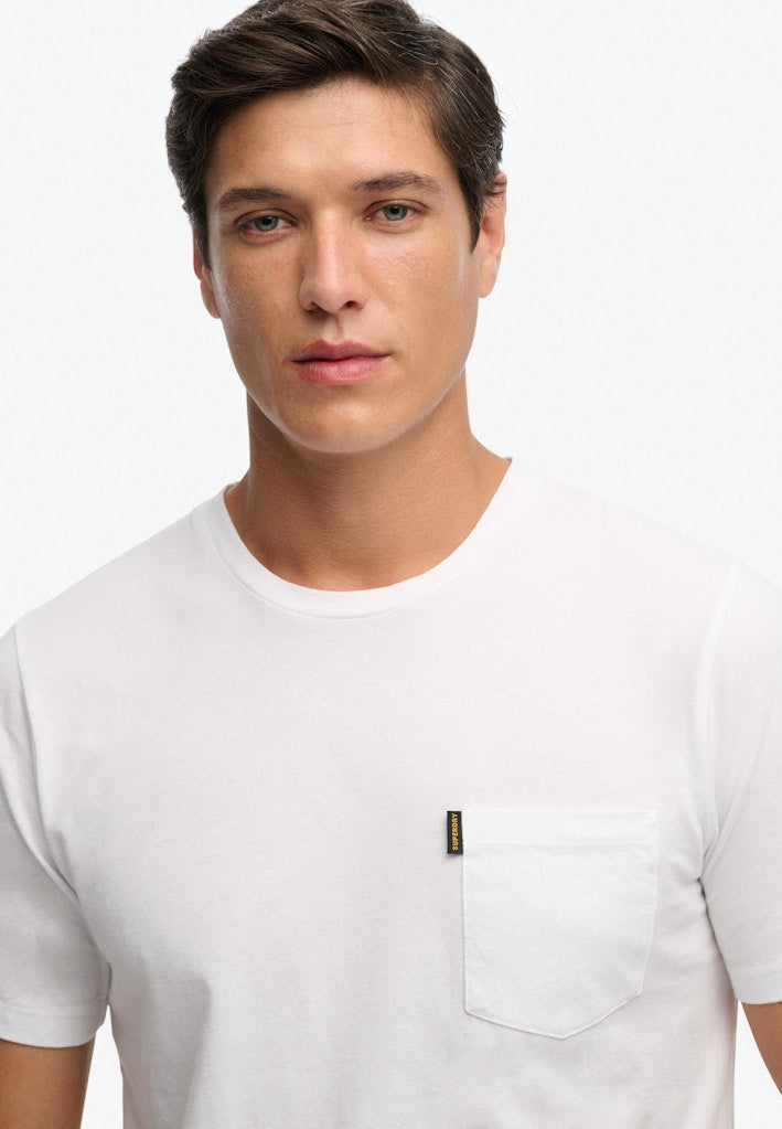 Camiseta Clásica Essential con Bolsillo [fc:image_id:691e2d932b35763373b2dc12] [fc:hash:1b7ae27f19d96703ac7b36a26a6d88430dcdf760]