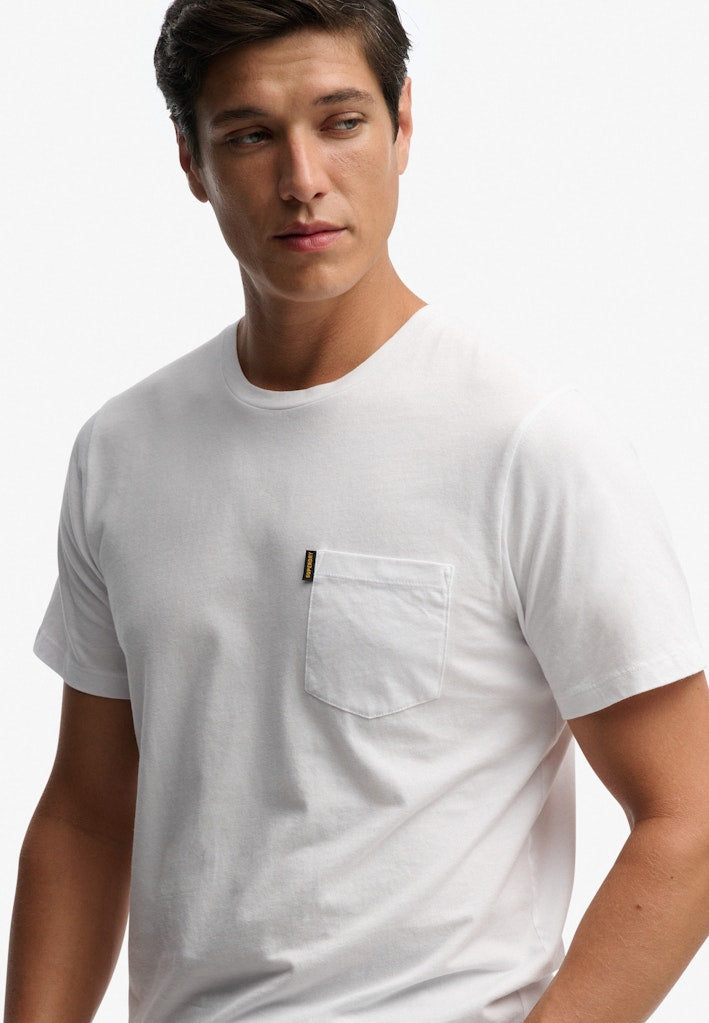 Camiseta Clásica Essential con Bolsillo [fc:image_id:691e2d99fbabd7aa26857d0f] [fc:hash:37276d8cd8367236d90c79d1e413b2705caef7fe]