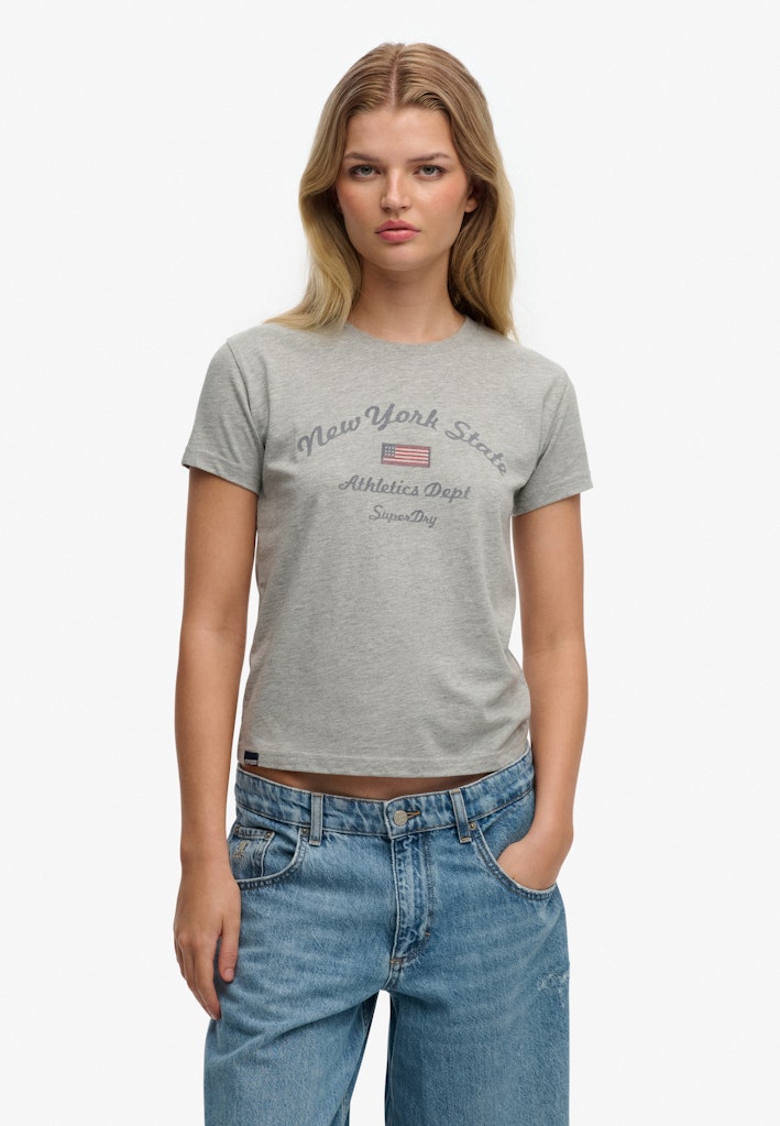 Camiseta Gráfica Ajustada Athletic Essentials [fc:image_id:6920ed7e5f9473d300a0434d] [fc:hash:e096e85ea79bb65ccd6552fd259b862ab6a32036]