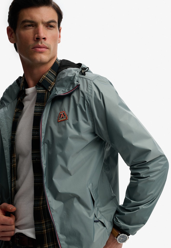 Chaqueta Cortavientos Essential [fc:image_id:6920ed825f538320841e719f] [fc:hash:3039e57f735d972c8dc14f05c35c1885464f5b7f]