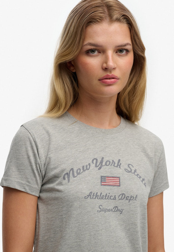 Camiseta Gráfica Ajustada Athletic Essentials [fc:image_id:6920ed8e7a94a4f5f46f2f96] [fc:hash:e68dadb09b099b65745ab59348f68d66774543cf]