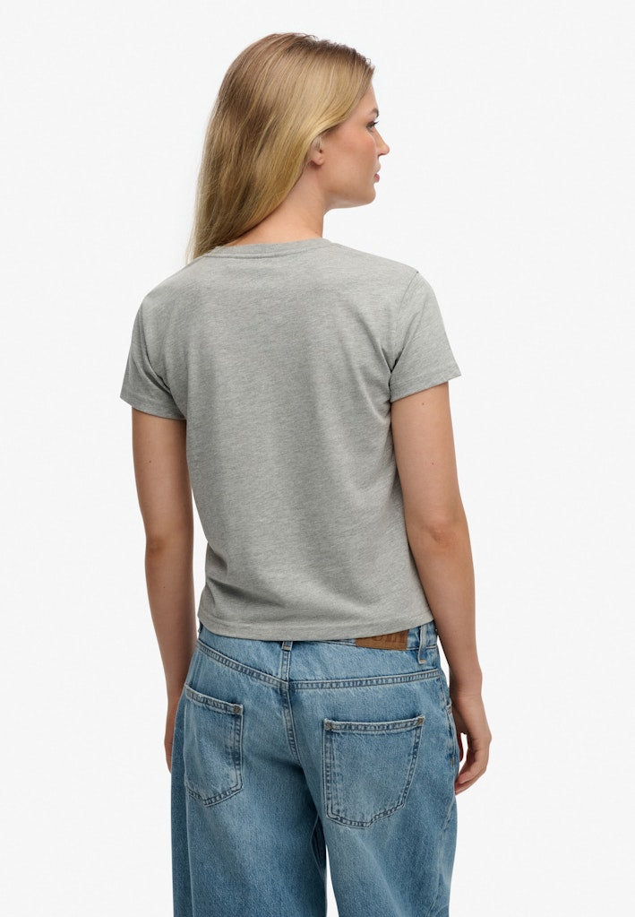 Camiseta Gráfica Ajustada Athletic Essentials [fc:image_id:6920edb228ff677577452a2c] [fc:hash:408024f72502cb0b678c38abb60057ac12ea0f0d]