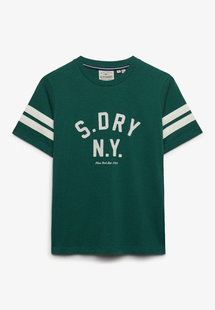 Camiseta Country Club con Aplique [fc:image_id:6928aeeaedbde8c432288d92] [fc:hash:a2ed418aefab46c537cab2c8c12327ec7d2f1fc2]