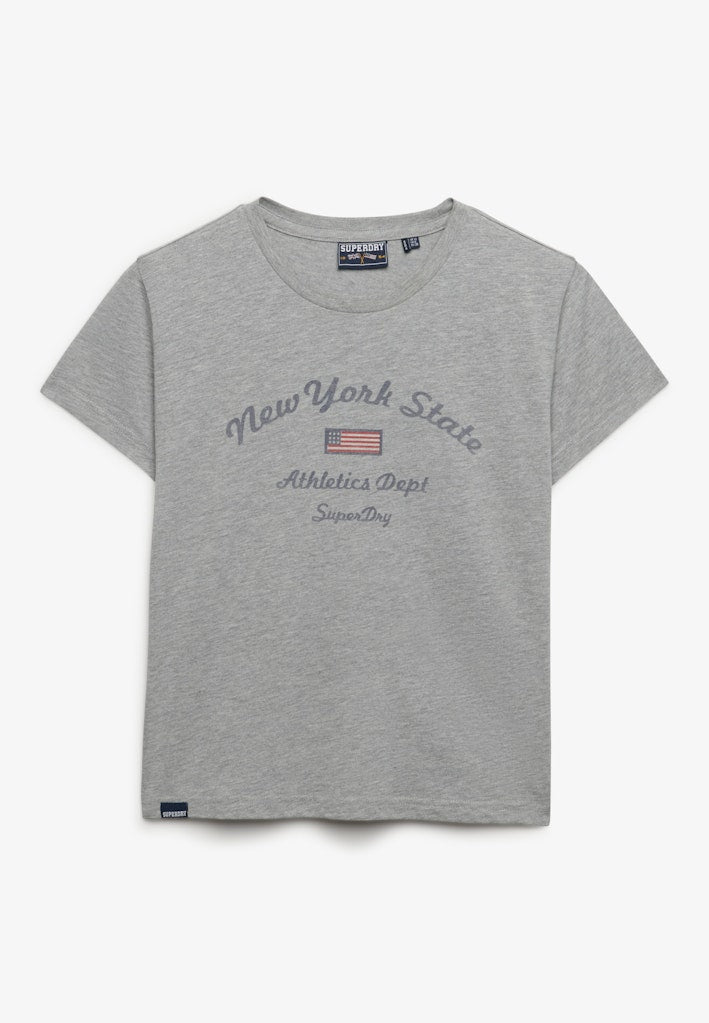 Camiseta Gráfica Ajustada Athletic Essentials [fc:image_id:6945a9867d2cc9aa45673f78] [fc:hash:e9d856d5b02e053de614edbbeef813712f52f31d]