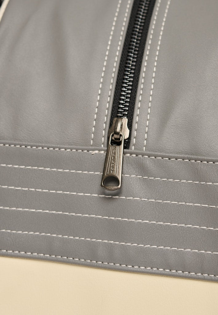 Bolso Bowling Retro Alumni [fc:image_id:69484a72c284b853637b6999] [fc:hash:2515bf6e088c1b4cf5df731a04184e23b7137d3b]
