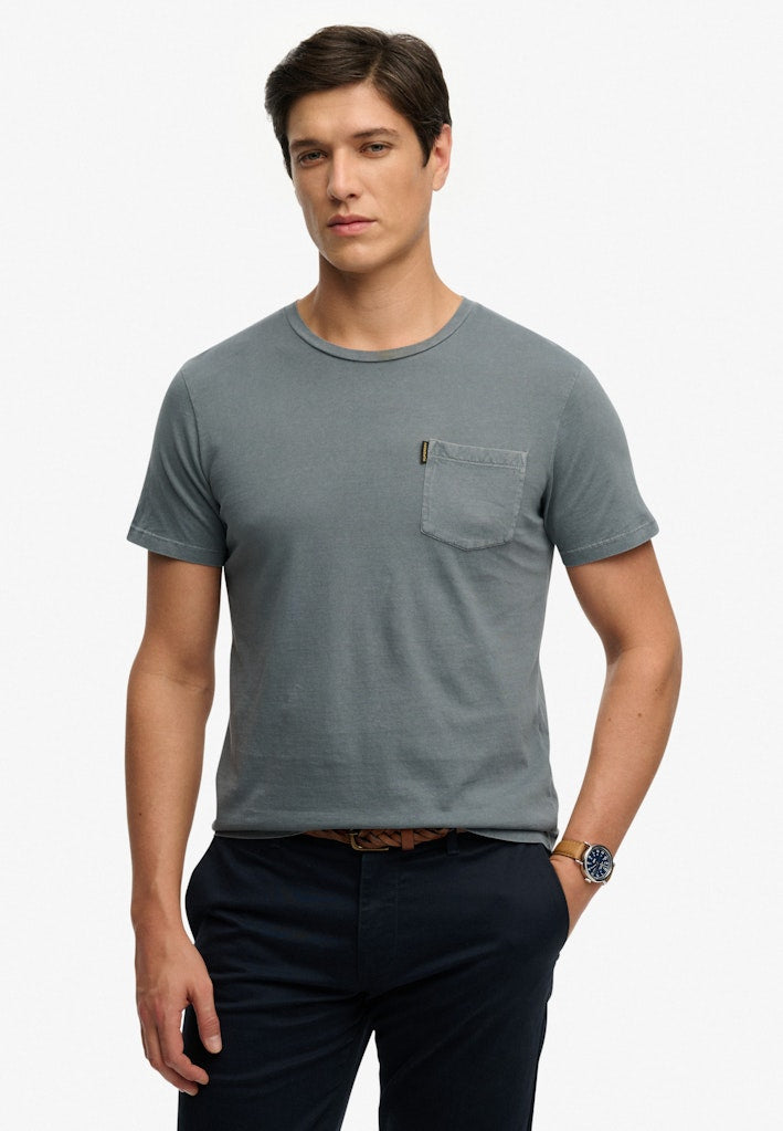 Camiseta Clásica Essential con Bolsillo [fc:image_id:69601702df23324a784b2e1e] [fc:hash:2696ab9a9a66a419908ce3730e180e3a4651c7b9]