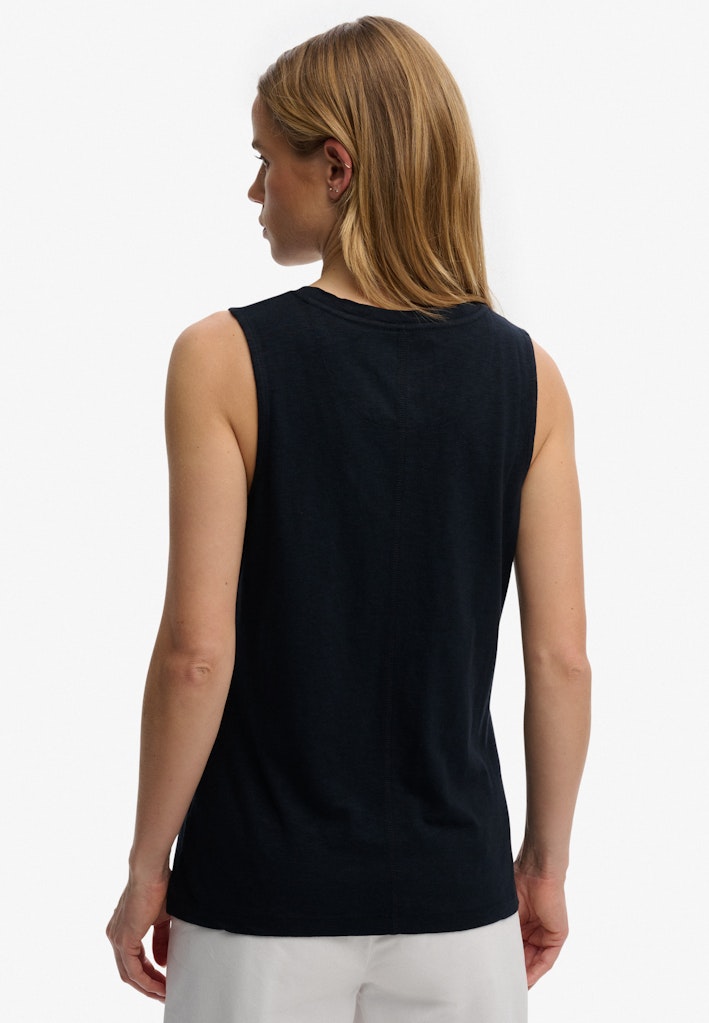 Camiseta de tirantes Studios con escote en V [fc:image_id:696951f24d24f16d498e2860] [fc:hash:38072b161251342c795fe0d8eea0628b897a423a]
