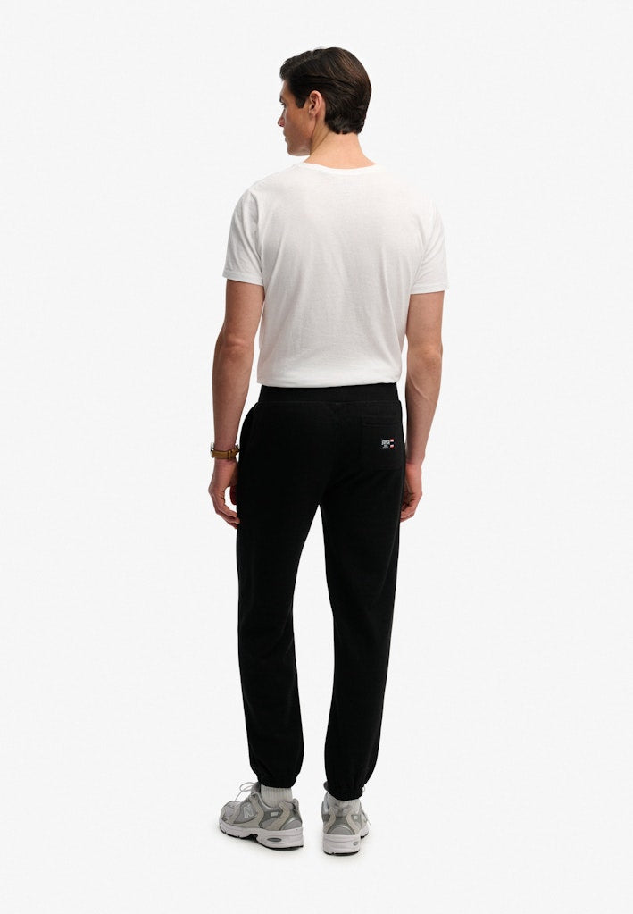 Joggers Clásicos con Logo Essential [fc:image_id:69727b043fdcdae301b3fa76] [fc:hash:a8f7088bde875d38f11c2f61ed7010ce2b5341ea]
