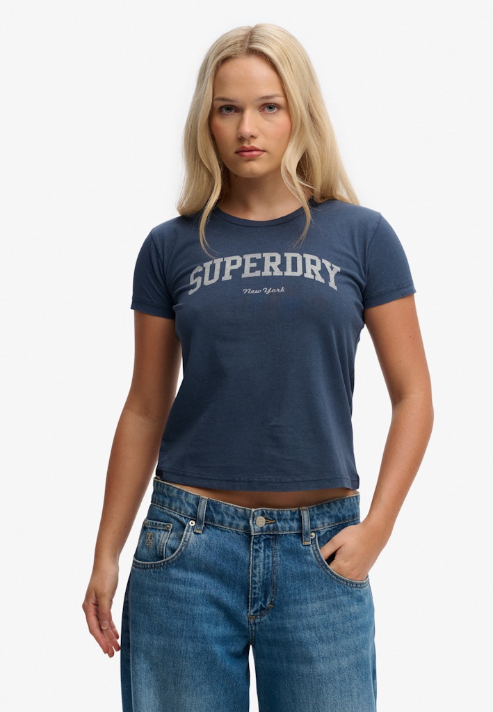Camiseta Athletic Essentials Gráfica Corte Ajustado [fc:image_id:69751d6aebf852e7f181348a] [fc:hash:53f3fb26be2e07272a84e73aad73ad6e2dbd017c]