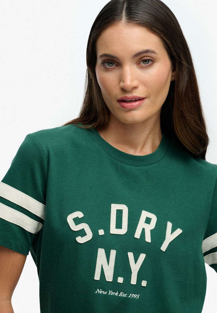 Camiseta Country Club con Aplique [fc:image_id:697a75039df3ff353395a6dc] [fc:hash:17936ef9712c0936d5ab6056c09e14765a5cd700]