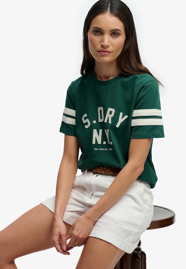 Camiseta Country Club con Aplique [fc:image_id:697a7505d990302cd214cc0b] [fc:hash:72f1b7e3e4ab7dfbbde60d7aa87a33dbc4f826b3]