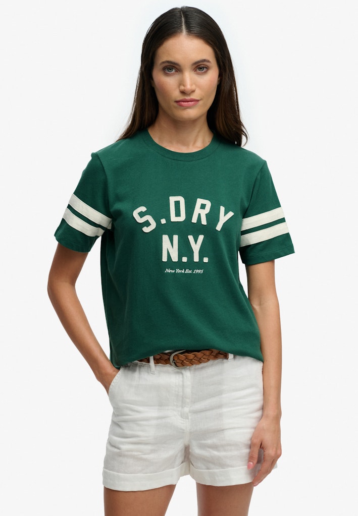 Camiseta Country Club con Aplique [fc:image_id:697a750b5632bcd2e4598148] [fc:hash:de0f1e2489a2f911e405b330c53a6fe5a602e54a]