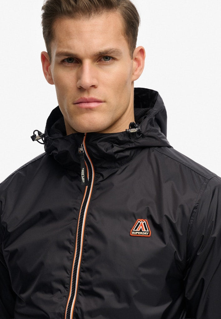 Chaqueta Cortavientos Essential [fc:image_id:697bc8381ba911966a73eef6] [fc:hash:82c59767b7c4b0bd40a891a9e07c7bc219e19807]
