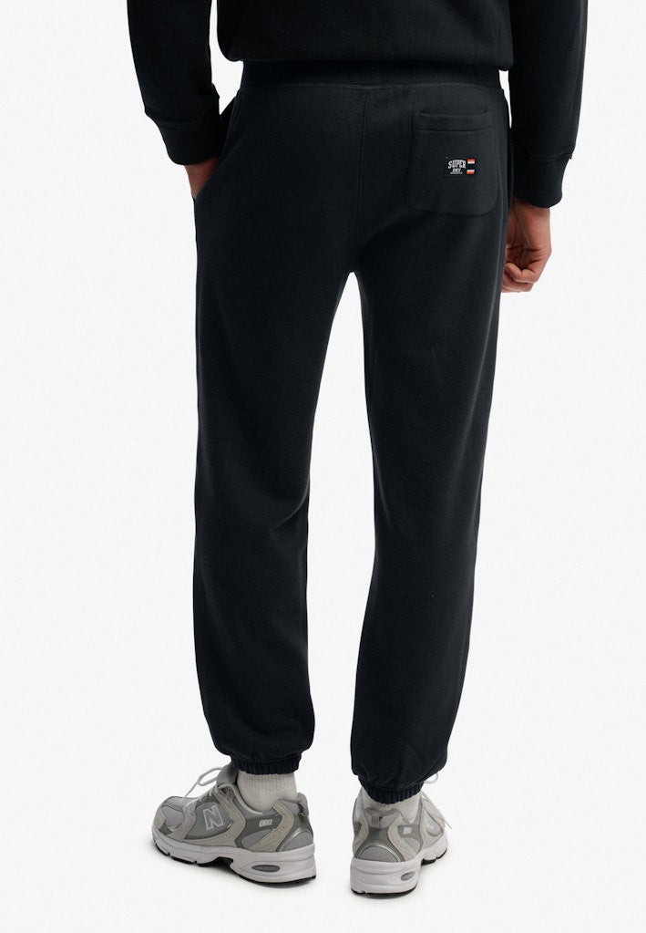 Joggers Clásicos con Logo Essential [fc:image_id:69af22903d182e4d4bc85796] [fc:hash:33065556f03e16e2f5a0d6571bee505ca1c6ff71]