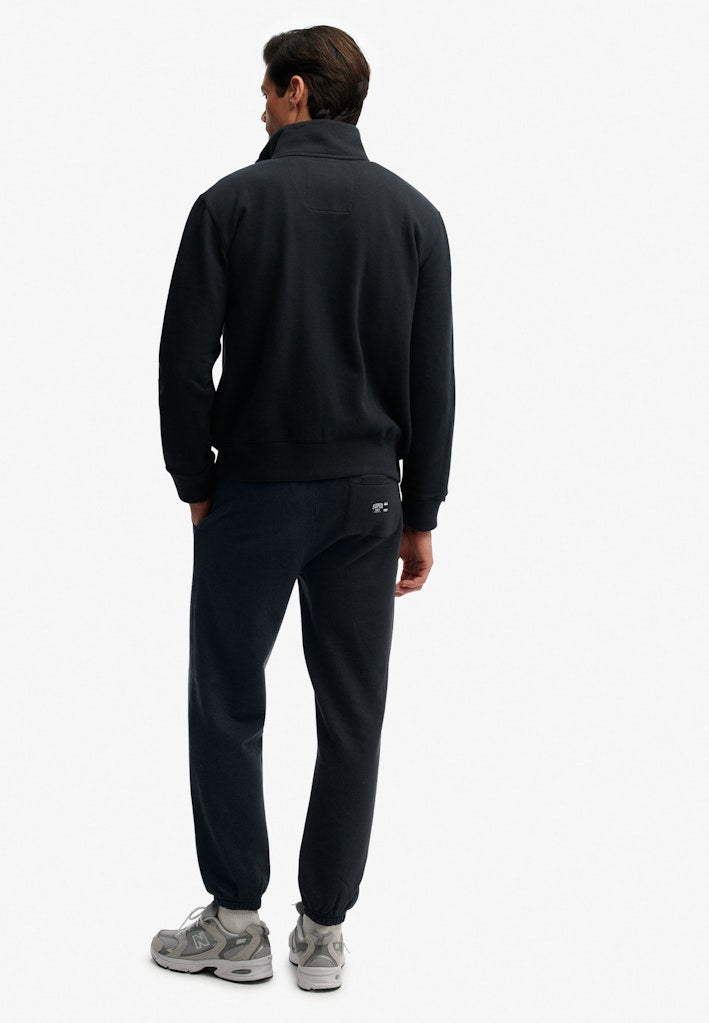 Joggers Clásicos con Logo Essential [fc:image_id:69af22903d182e4d4bc8579c] [fc:hash:556f6b3314a6323b1d21ab6ca90d5f4cd7346271]