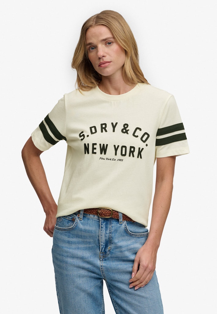 Camiseta Country Club con Aplique [fc:image_id:69c58b21f9c2cbe78ec590fc] [fc:hash:8b0f4f34a1ee9eb5b76f098e26d72a260d64373d]