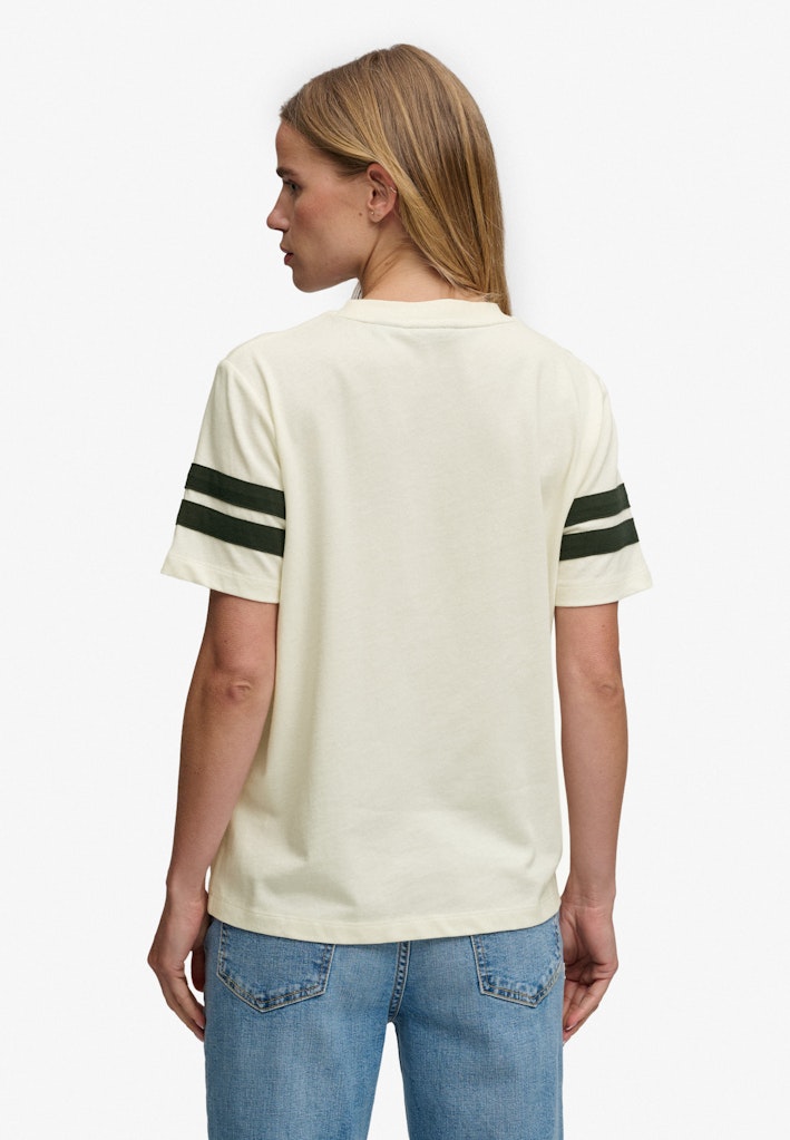 Camiseta Country Club con Aplique [fc:image_id:69c58b21f9c2cbe78ec59106] [fc:hash:d64a5d03cfc6f661abfb0d960d139d2f7b5d6aad]
