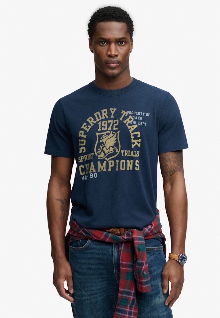 Camiseta Vintage Prep Corte Relajado [fc:image_id:69c58c0f36ab6fd4ca45ba58] [fc:hash:9460b766d68ef345b53baedf1a7d08a7f453b4c5]