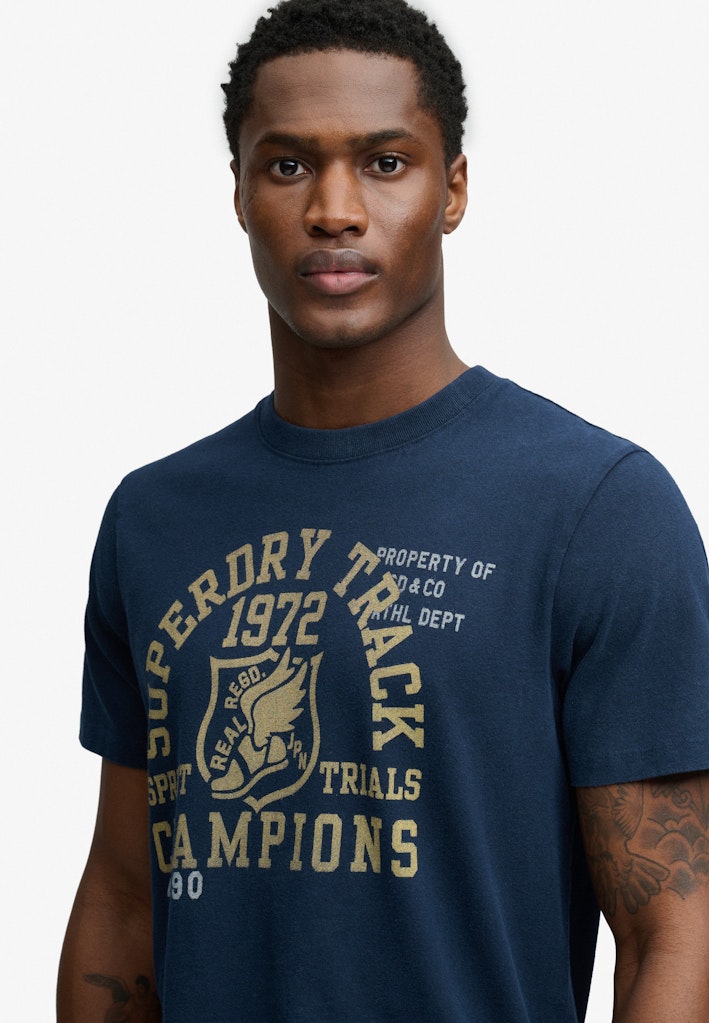 Camiseta Vintage Prep Corte Relajado [fc:image_id:69c58c0f36ab6fd4ca45ba5a] [fc:hash:c119ea810edd47ae6b3ef9d7af466dd22f25e742]