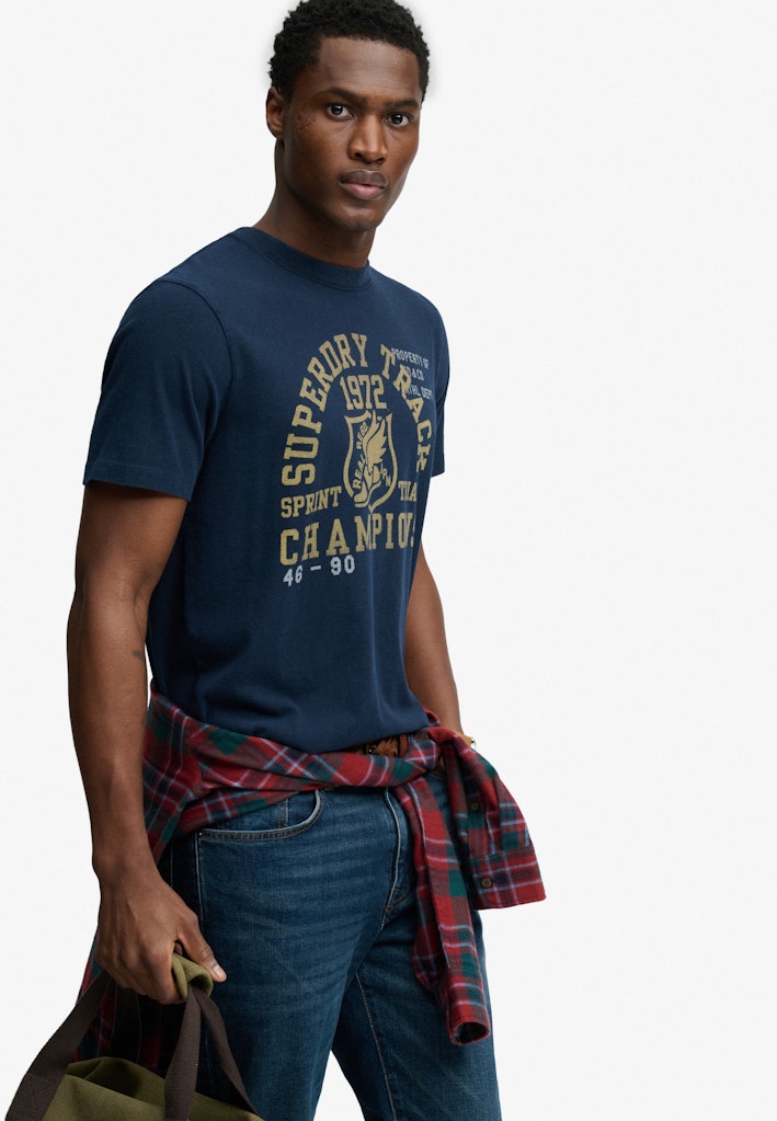 Camiseta Vintage Prep Corte Relajado [fc:image_id:69c58c0f36ab6fd4ca45ba5c] [fc:hash:2f61a10bdb79e197411caea85b0acb67e4e5ca79]
