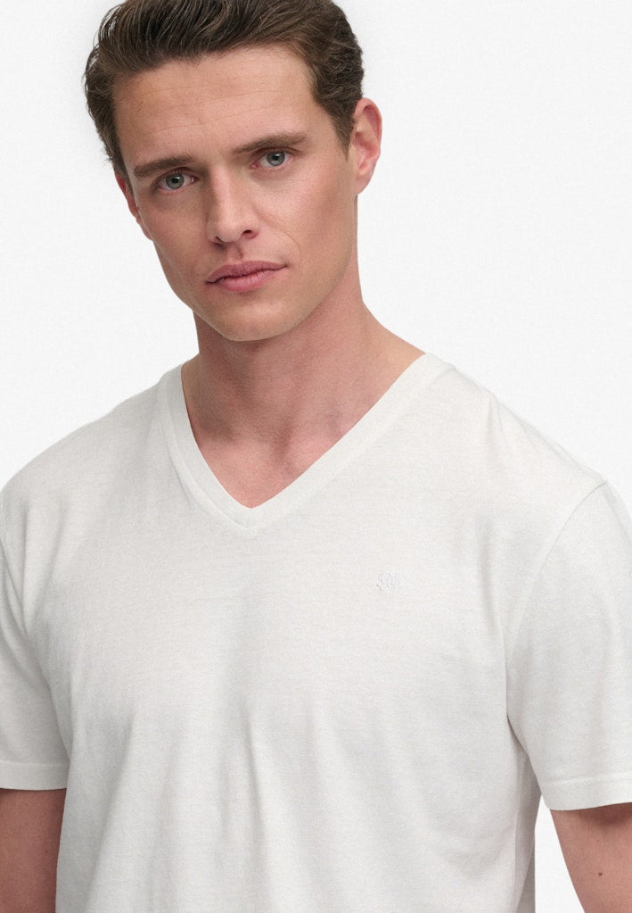 Camiseta Clásica Cuello en V Corte Relajado [fc:image_id:69c58c23bc0c5b5c8422a588] [fc:hash:001cc797de353581a6a37028ce0d0dda98f1d40f]