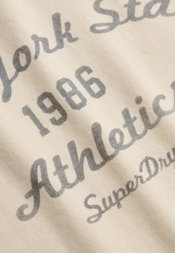 Camiseta Athletic Essentials Gráfica Corte Ajustado [fc:image_id:6a39649508e7faf4d3730973] [fc:hash:e2531f75dbc0a1a3c7e0f7b32d0cdecf2ba17fc0]