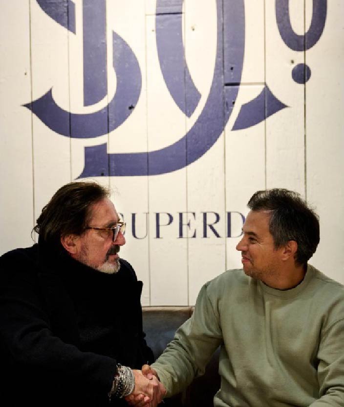 Representantes de Superdry Reino Unido y Argentina durante la firma del acuerdo